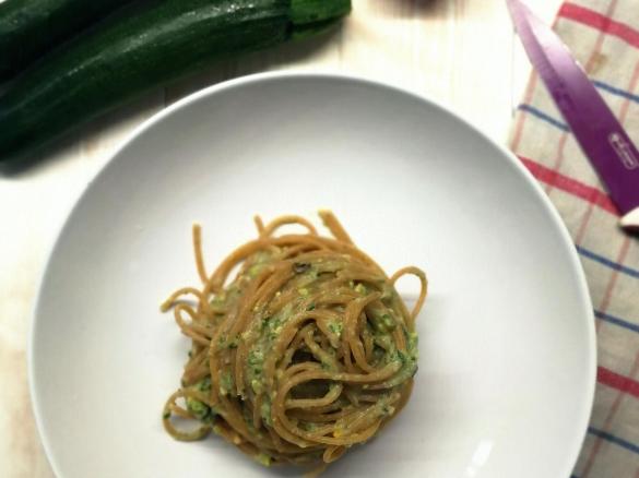 Pasta integrale con pesto di zucchine e pistacchi (ricetta di Marco Bianchi rivisitata)