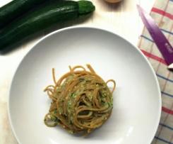 Pasta integrale con pesto di zucchine e pistacchi (ricetta di Marco Bianchi rivisitata)