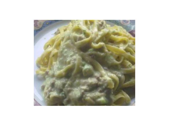 Fettuccine con condimento improvvisato