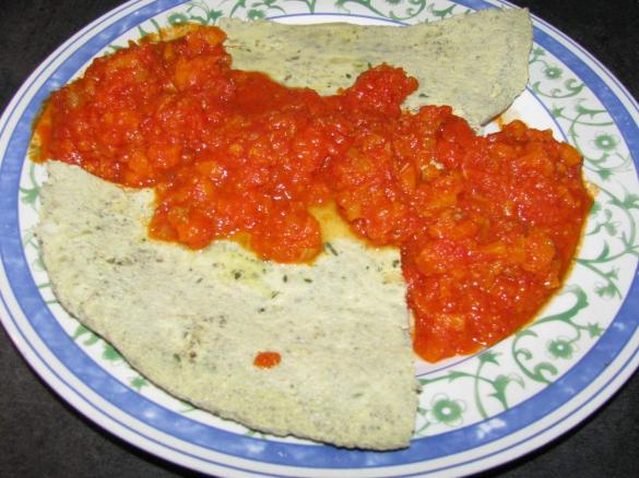 Frittata di cipolle e aromi con sugo di verdure