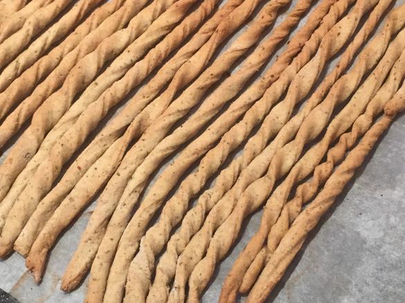 Variante di Grissini con esubero di pasta madre al pesto senza lievitazione