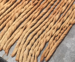 Variante di Grissini con esubero di pasta madre al pesto senza lievitazione