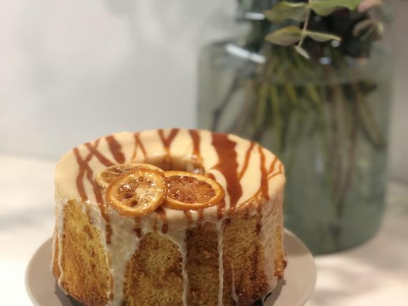 Chiffon cake al limone con glassa al cioccolato bianco e salsa al caramello