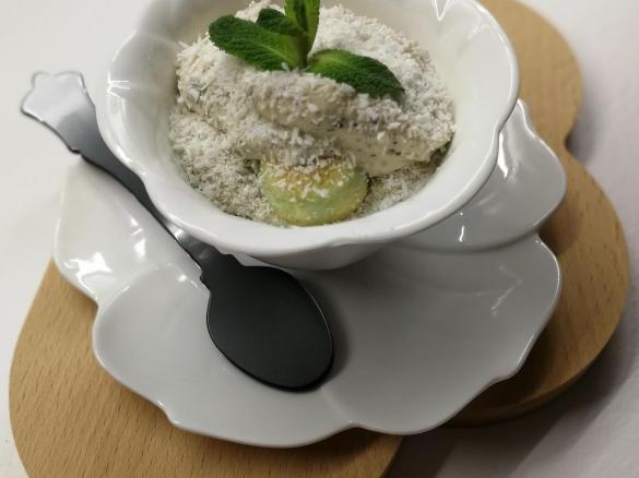 Tiramisù alla menta fresca e cocco con cioccolato fondente