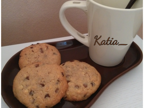 Cookies ai 3 cioccolati e arachidi salate