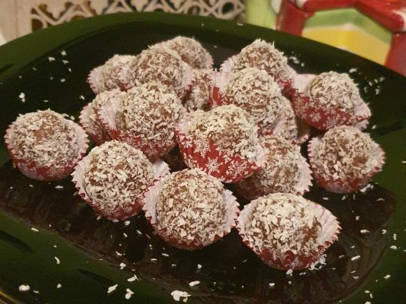 Tartufi di pandoro con nocciola