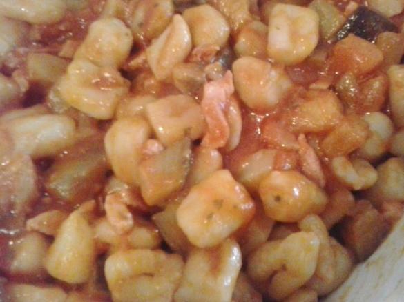 Gnocchi di farina con pancetta e melanzane