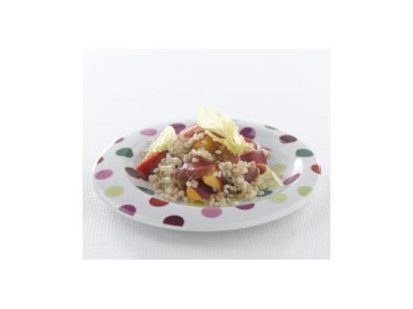 Insalata di orzo, pesche e bresaola