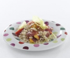 Insalata di orzo, pesche e bresaola