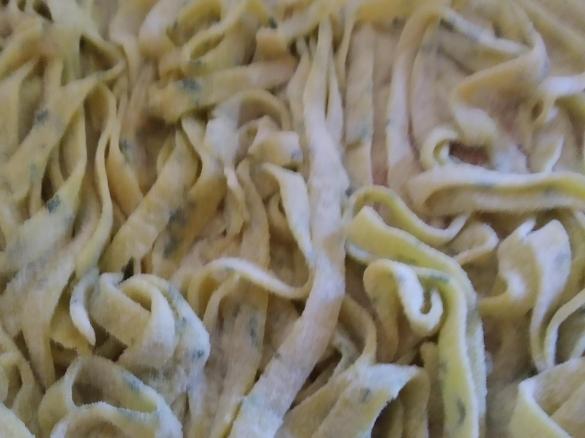Impasto per tagliatelle con rucola