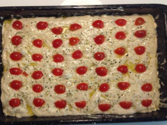Focaccia barese con pomodorini pachino
