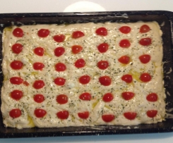 Focaccia barese con pomodorini pachino