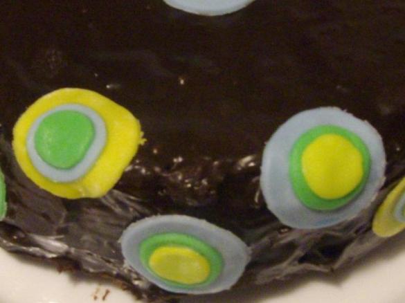 TORTA AL CIOCCOLATO CON COPERTURA DI GLASSA AL CIOCCOLATO