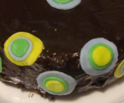 TORTA AL CIOCCOLATO CON COPERTURA DI GLASSA AL CIOCCOLATO