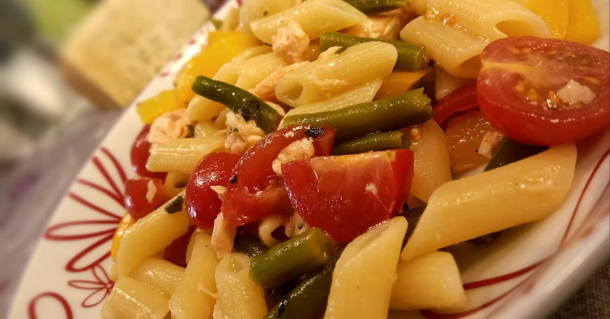 Insalata di pasta fredda con salmone e verdure è un ricetta creata dall ...