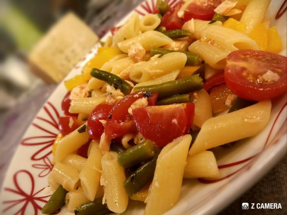 Insalata di pasta fredda con salmone e verdure