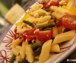 Insalata di pasta fredda con salmone e verdure