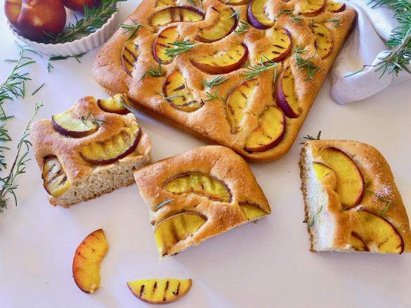 FOCACCIA DOLCE PESCHE GRIGLIATE E ROSMARINO