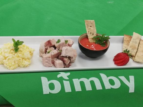 PESCE SPADA CON COUS COUS  DI UOVA E SALMOREJO DI FRAGOLE