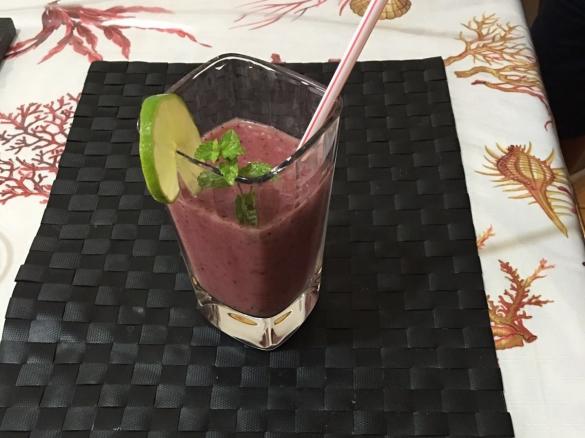 Smoothie ai mirtilli, banana e pesca