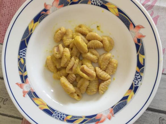 Gnocchetti di ceci e ricotta con crema di peperoni gialli