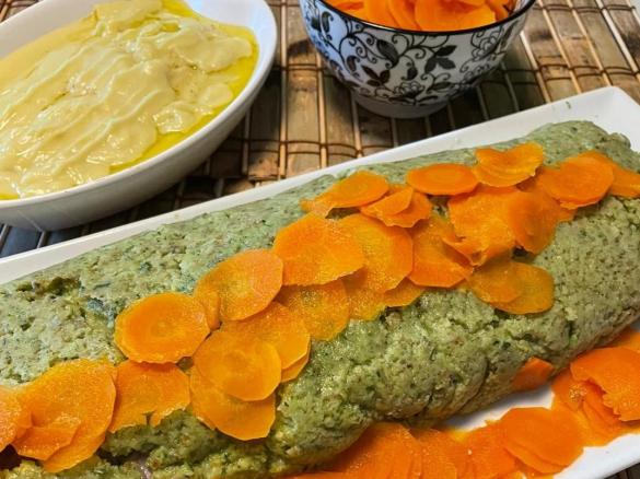 Polpettone di zucchine con crema di finocchi e carote sfogliate