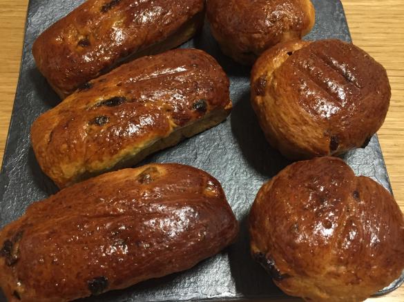 Pan brioche al curry e uva passa