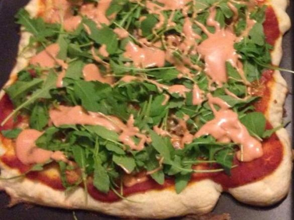 Pizza tonno rucola e salsa rosa