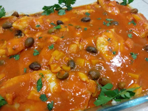 Filetti di pangasio con peperoni e olive taggiasche