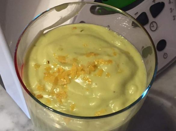 Frullato banane e avocado con latte di mandorle