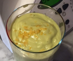 Frullato banane e avocado con latte di mandorle