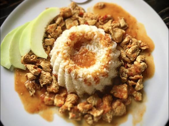 Tacchino speziato curry e pomodoro secco accompagnato da riso bianco