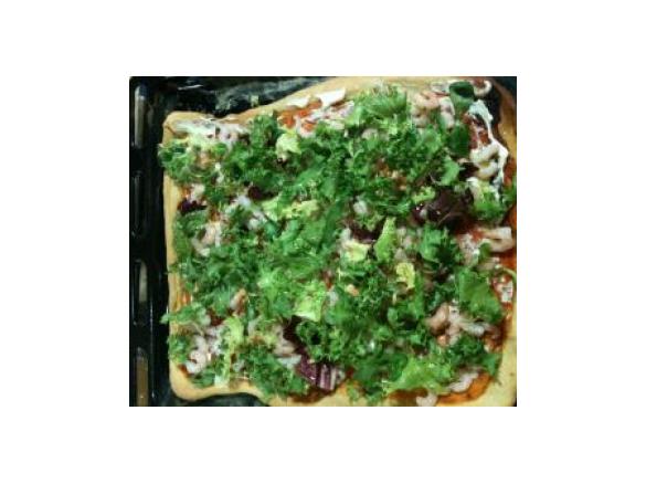pizza gamberetti freschi e insalata ricciolina