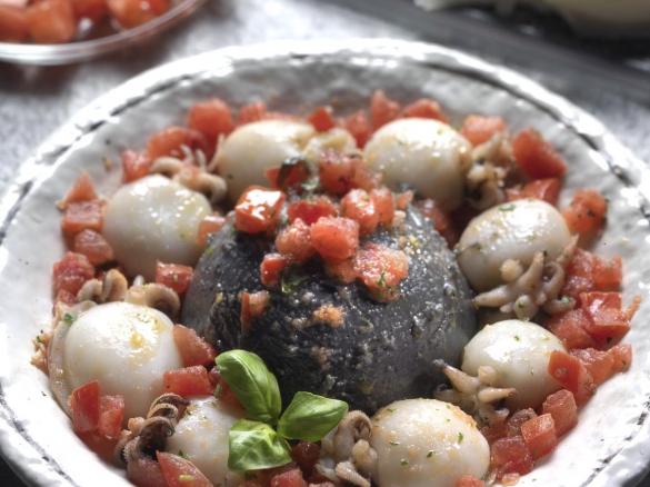 POLENTA AL NERO DI SEPPIA CON SEPPIOLINE e POMODORO