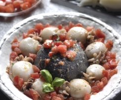 POLENTA AL NERO DI SEPPIA CON SEPPIOLINE e POMODORO