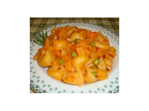 MACCHERONCINI (CHIFFERI RIGATI) CON ZUCCA GIALLA, POMODORO E PISELLI