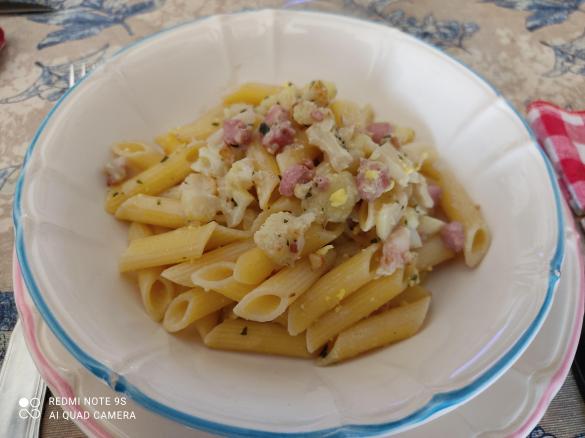 Penne senza glutine con cavolfiore, pancetta, curcuma e tuorlo