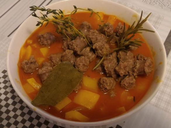 Sugo con salsiccia di bufalo, erbe aromatiche e peperoni gialli