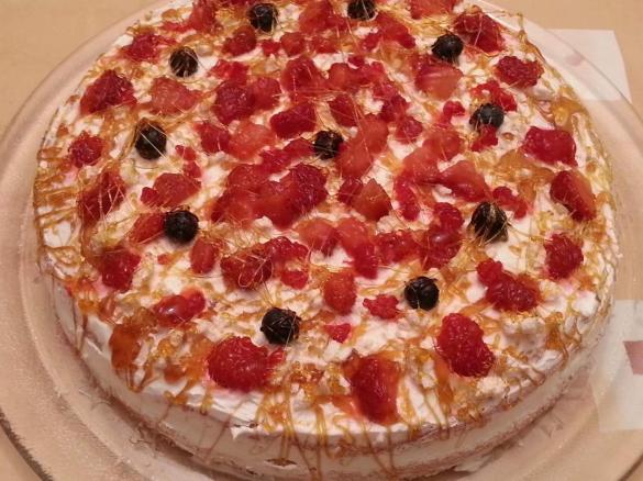 Torta panna fragole e frutti di bosco