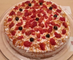 Torta panna fragole e frutti di bosco