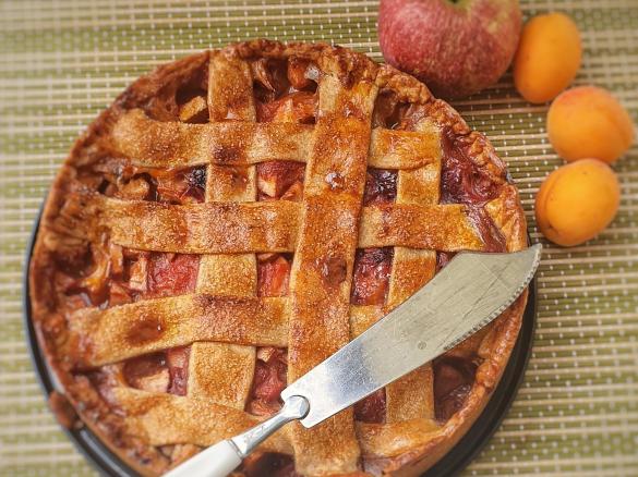 TORTA DI MELE E ALBICOCCHE (APPLE-APRICOT PIE)
