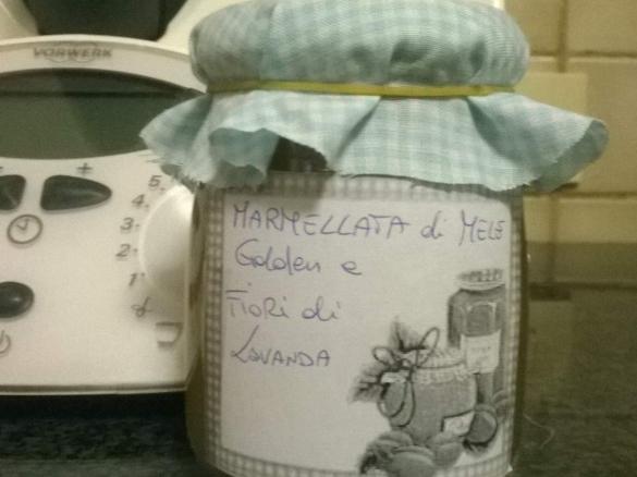 Marmellata di mele golden e fiori di lavanda