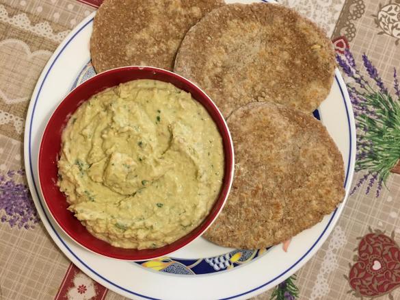 Pane integrale con crema al basilico