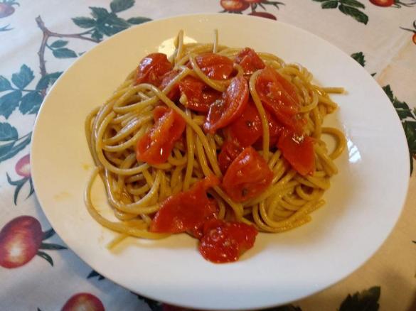 Spaghetti integrali risottati con sugo piccante ai pomodorini perini