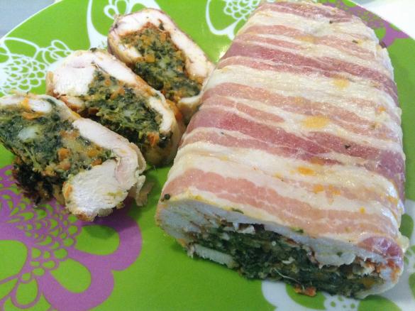 Rotolo di pollo con pancetta ripieno di verdure
