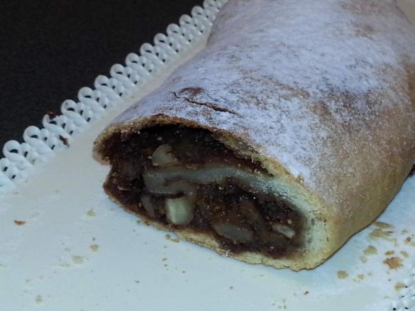 Strudel al cioccolato, pere e frutta secca 