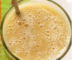 Succo di mela, banana e agrumi