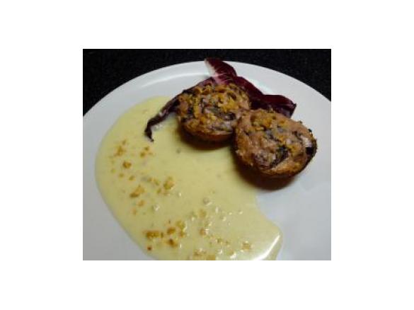 Sformatini di ricotta e radicchio in mantello di nocciole su fonduta di gorgonzola