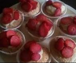 SOFFICISSIMI CUPCAKE CON CREMA E FRAGOLE (Giovannaf.)