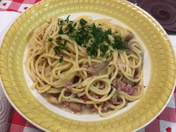 Spaghetti  risottati con salsiccia, funghi champignon e borlotti